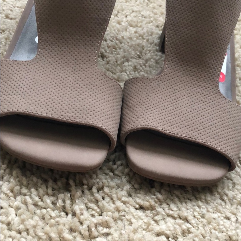 KENNETH COLE CUTOUT SANDAL - Picture 7 of 7